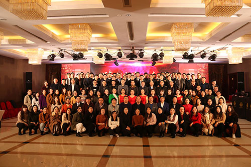 草莓视频污污版銷售全家福